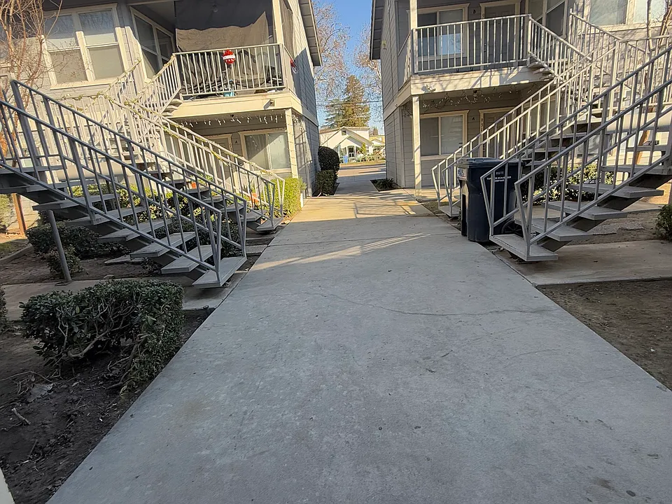 WALK WAY TO THE APRTMENT