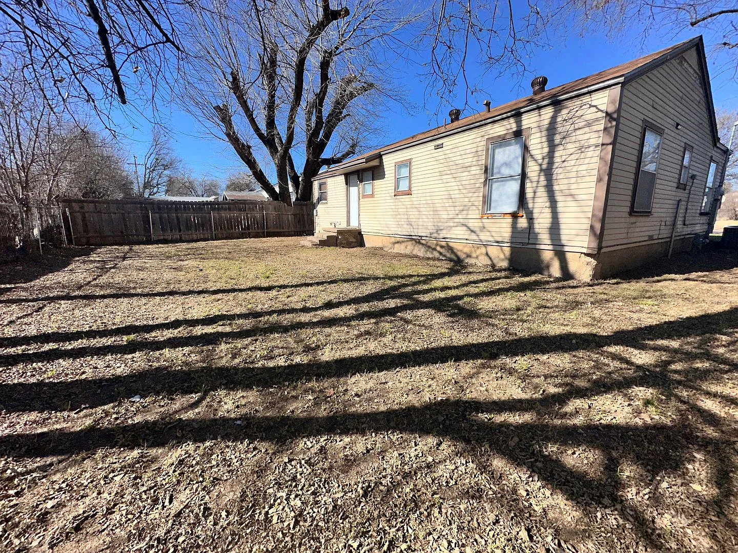 3 bed one bath with fenced yard, CHA $1095 — Photo 4