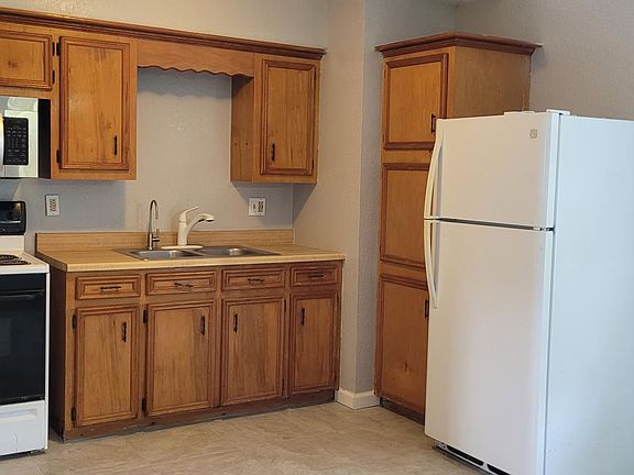 3rd image of 2414 East Ave