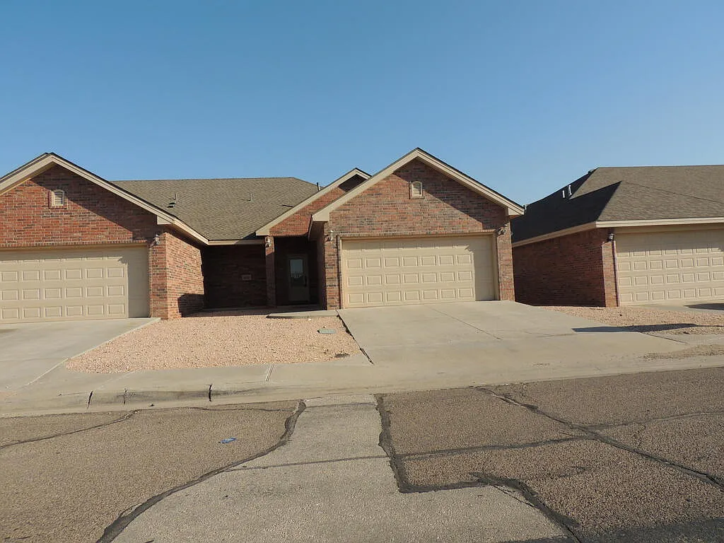 3 bed, 2.0 bath, 1565 sqft, $2,400 — Photo 2