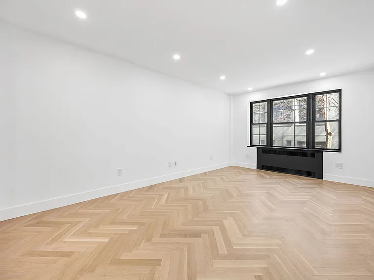 25 Minetta Ln #2F — Photo 4