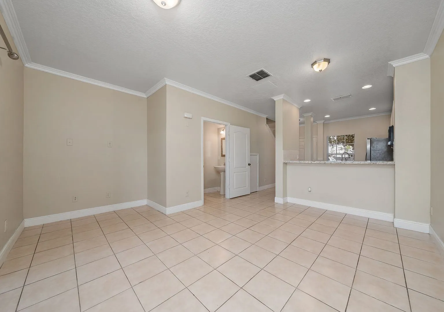 2 Bedroom /2.5 bathrooms Town House. Just few minutes from Medical City. — Photo 4
