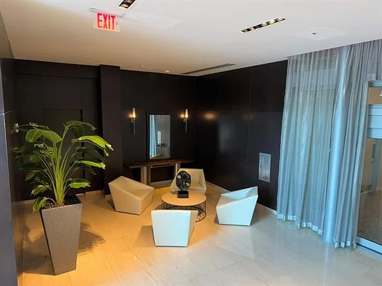 900 Biscayne Boulevard Mall #2807 — Photo 38