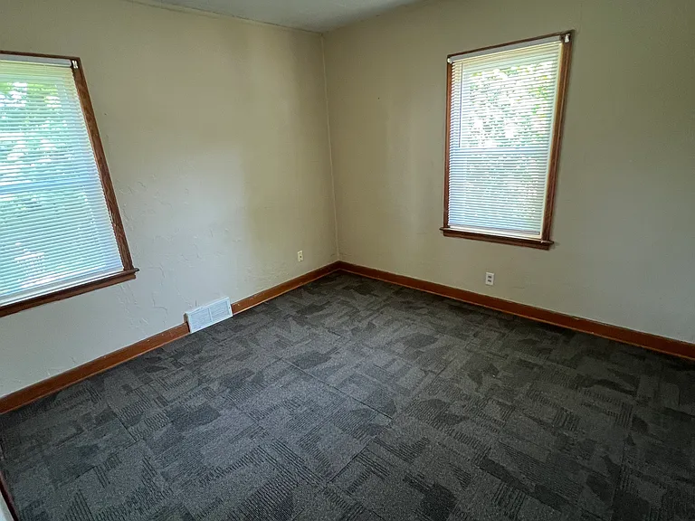 215 W 12th St — Photo 10