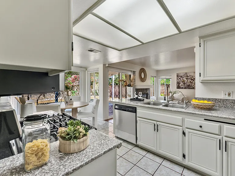 6587 Shawna Ave — Photo 7