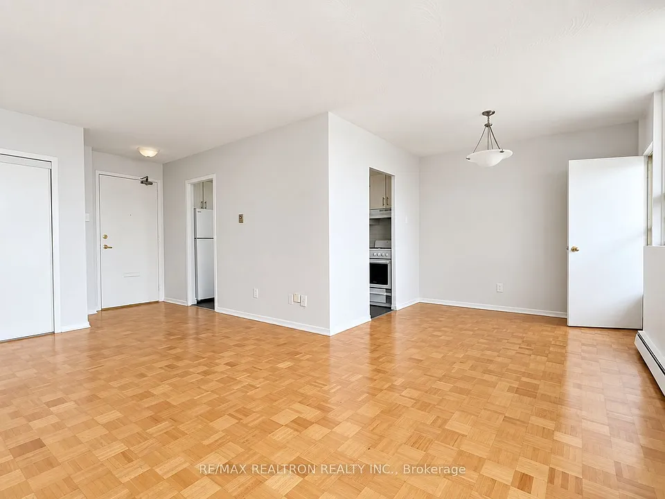 525 Eglinton Ave E #701