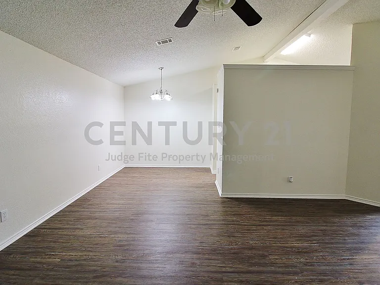1103 Hemlock Ct — Photo 3