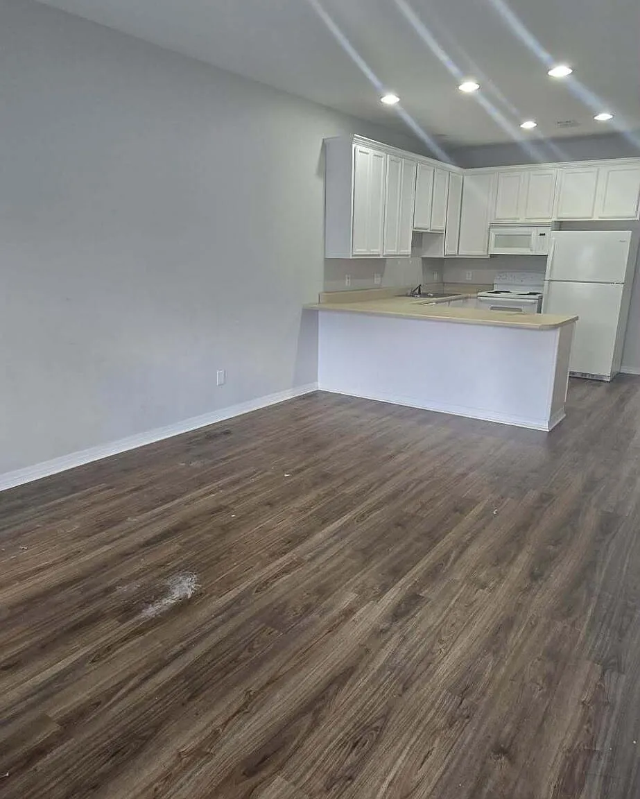 3 bed, 3.0 bath, 1400 sqft, $1,400 — Photo 3