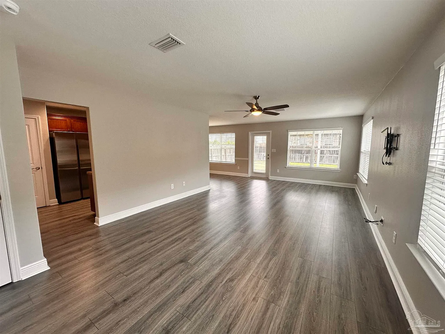 4 bed, 2.5 bath, 1856 sqft, $1,995 — Photo 2