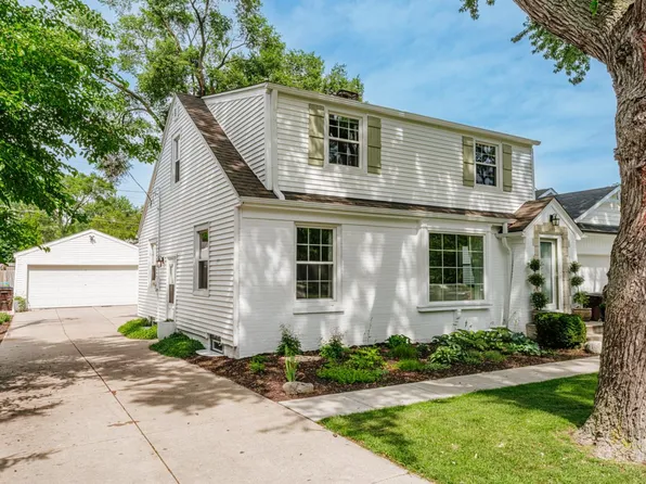 1637 South Triangle AVENUE, New Berlin, WI 53151