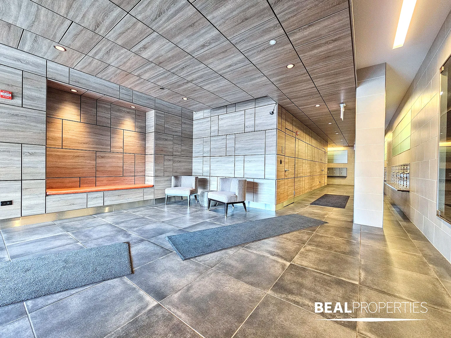 558 W Webster — Photo 2
