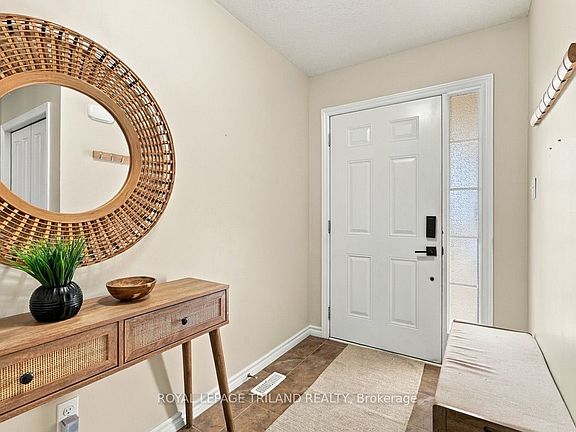 3rd image of 1536 Green Gables Rd