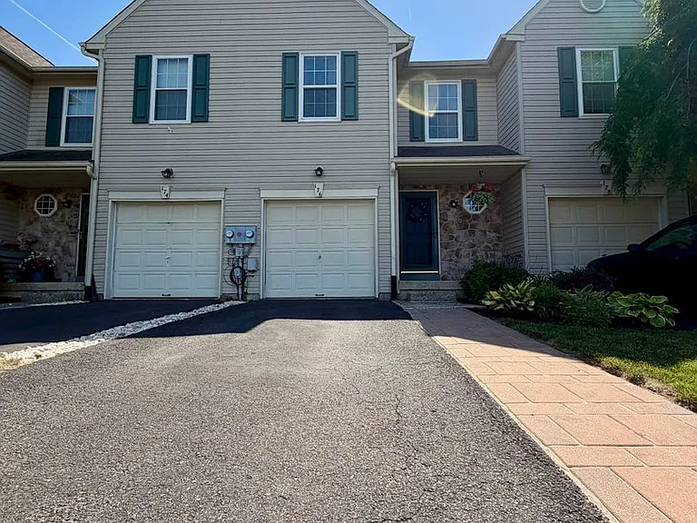 176 Strawberry Ln — Photo 3