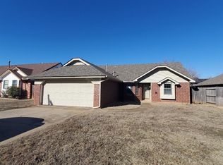 1121 NE 8th St, Moore, OK 73160