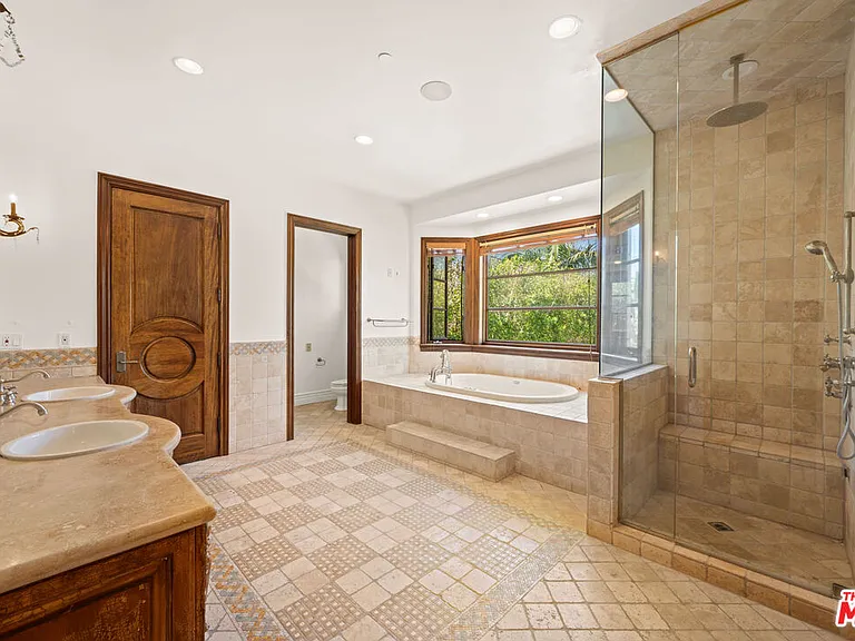 119 N Maple Dr — Photo 24