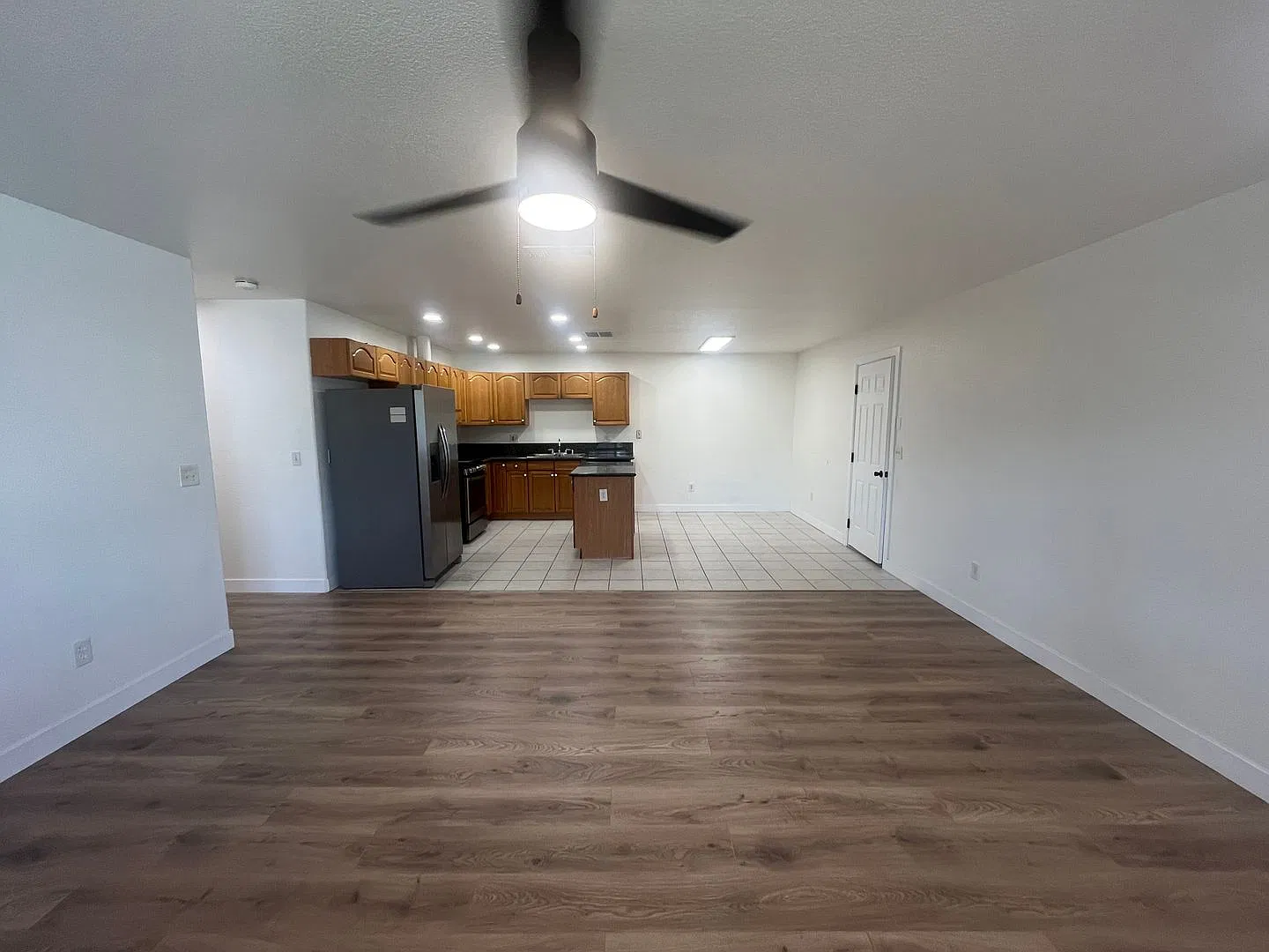 Clean Neat 1300 sqft. 1/2 Plex in the Brighton Community of Sacramento. — Photo 3