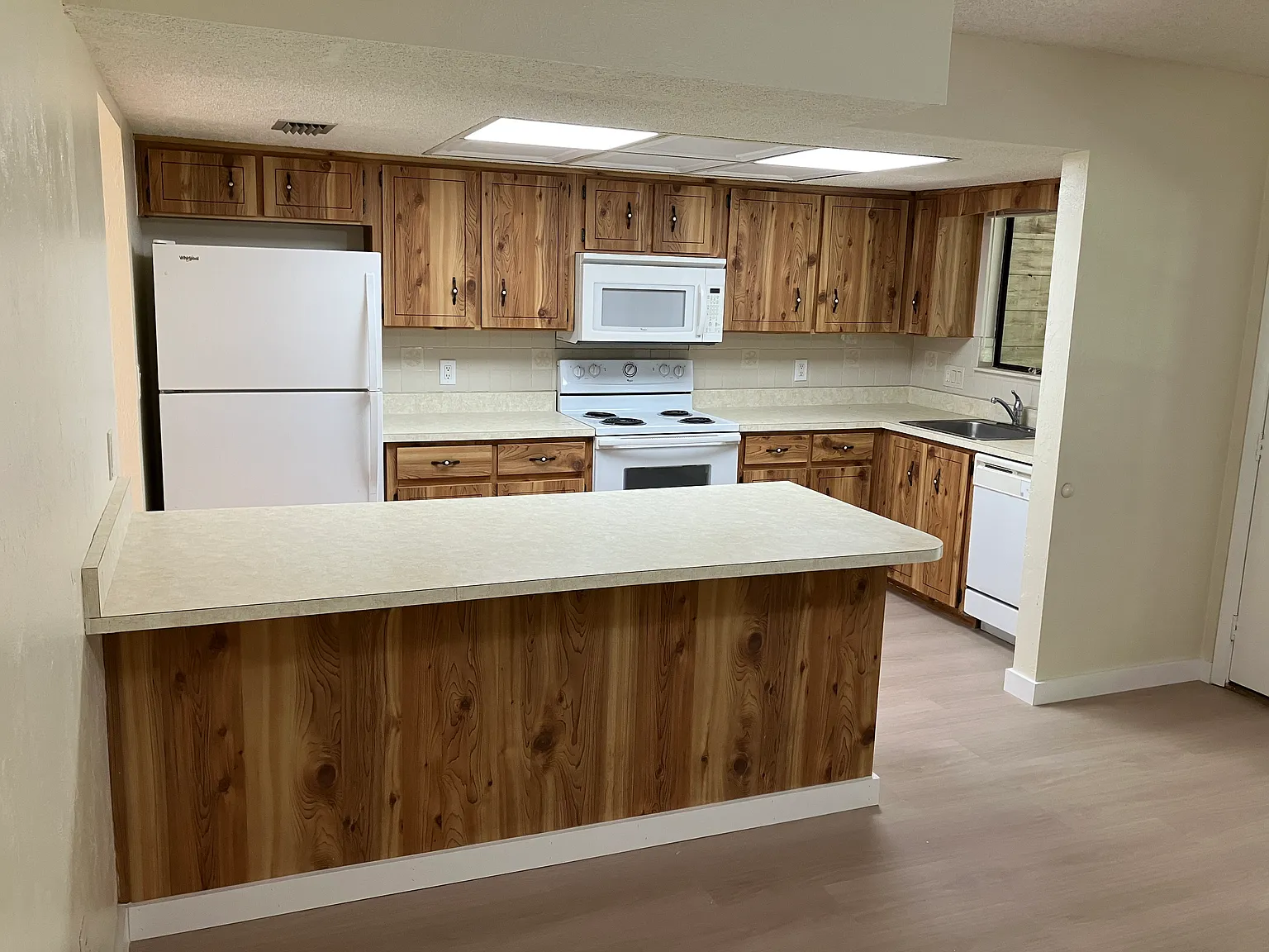 2 bed, 1000 sqft, $1,525 — Photo 4