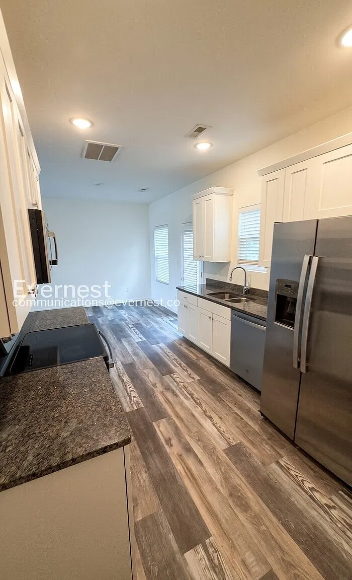3 bed, 2.5 bath, 1446 sqft, $1,645 — Photo 4