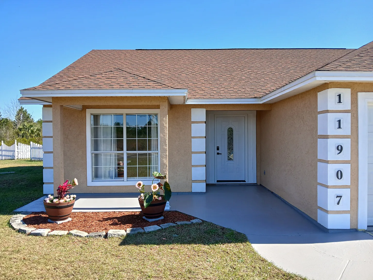 3 bed, 1496 sqft, $1,975 — Photo 1