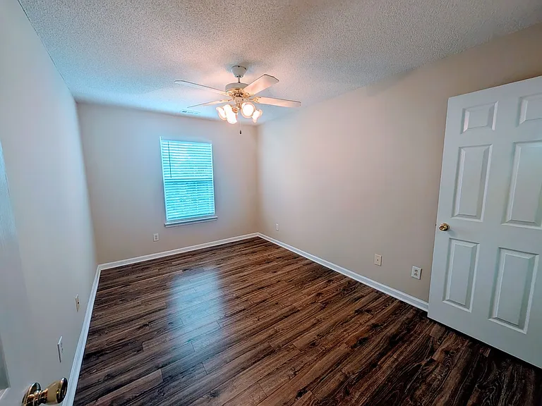 404 Commons Dr — Photo 13