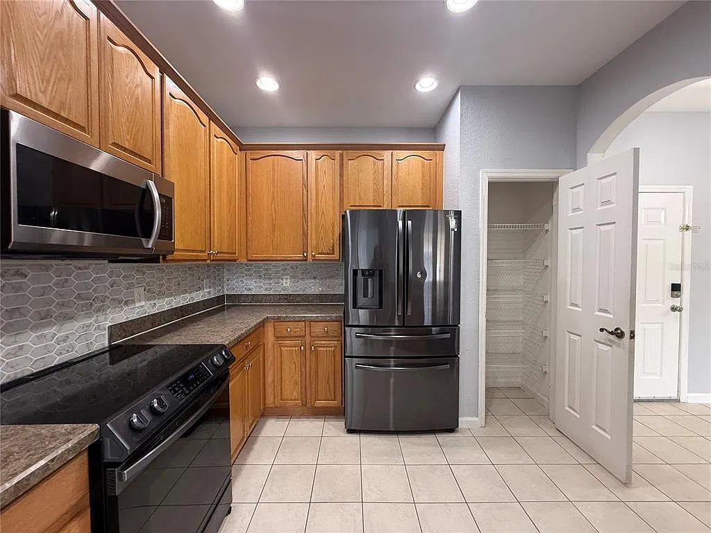 3 bed, 2.0 bath, 1433 sqft, $1,700 — Photo 4