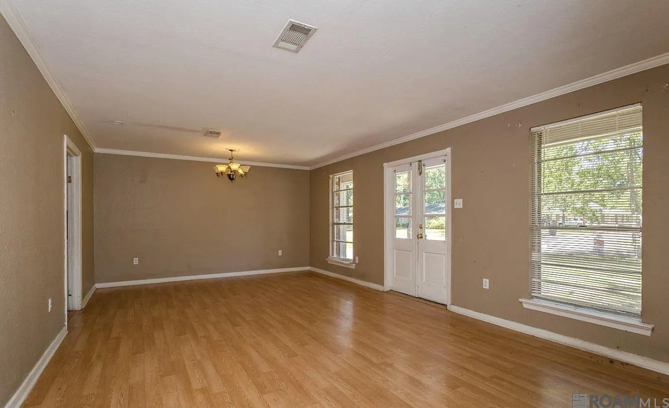 5 bed, 2230 sqft, $2,250 — Photo 3