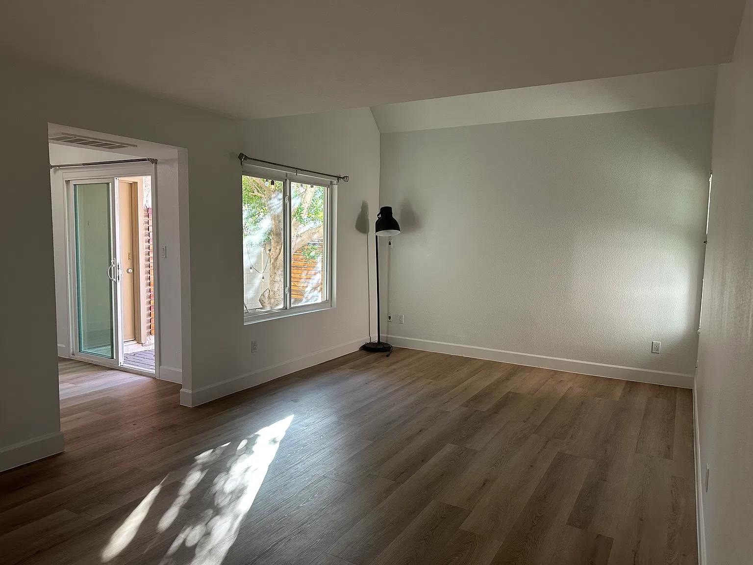 3 bed, 1284 sqft, $1,899 — Photo 2
