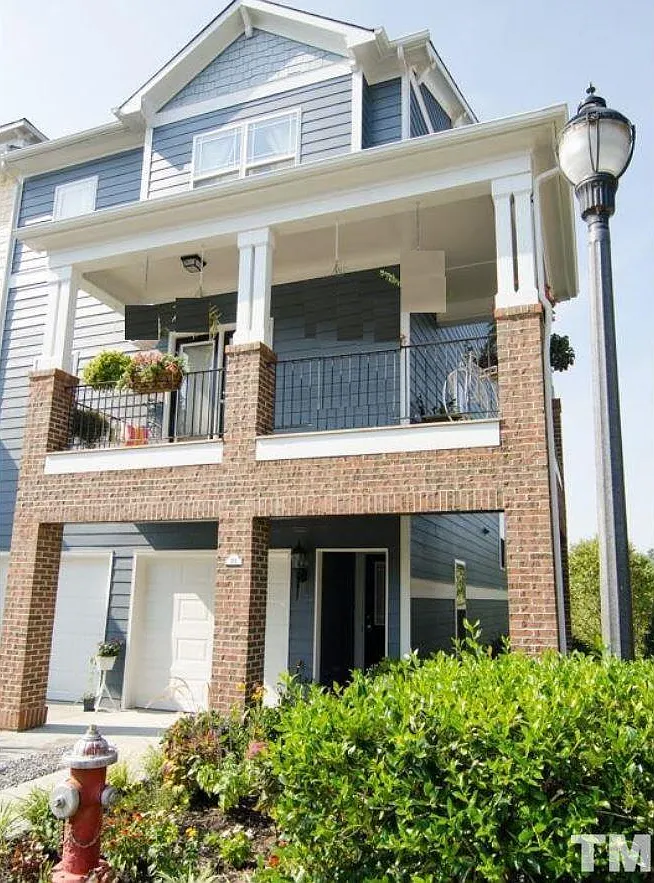 3 bed, 4.0 bath, 2648 sqft, $2,350 — Photo 1