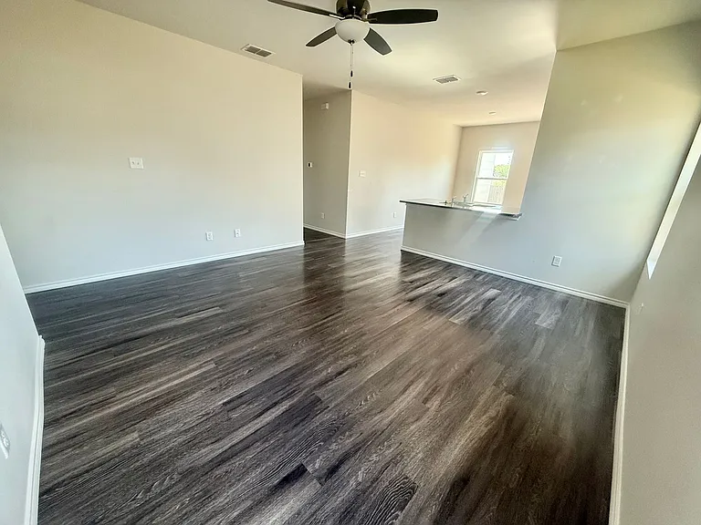 110 S Rainbow Dr — Photo 5