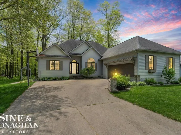 903 Joanwood Dr, Marysville, MI 48040