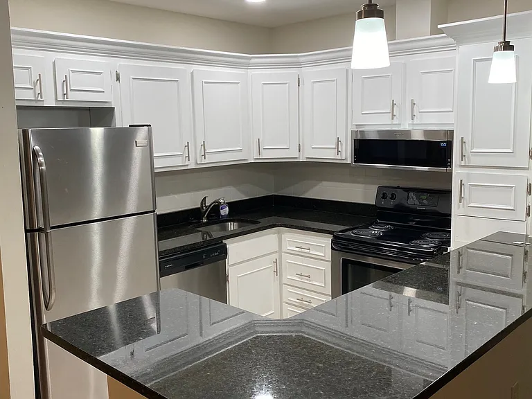 Pembroke Apartments — Photo 41