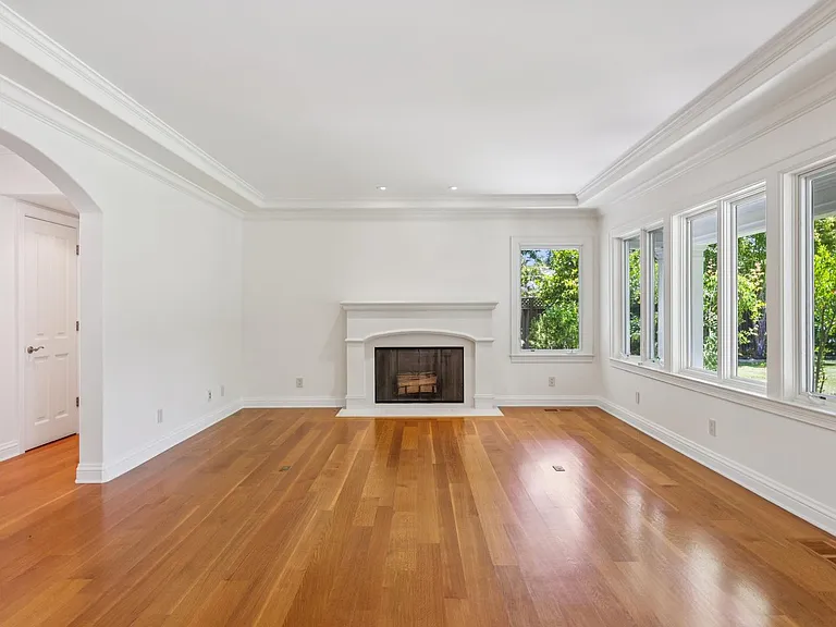 845 Windsor Dr — Photo 6