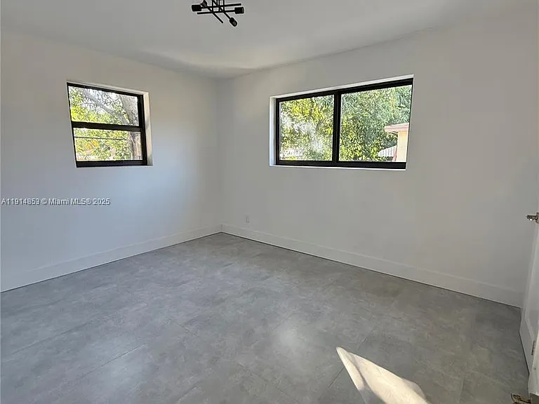 12615 N Miami Ave — Photo 42