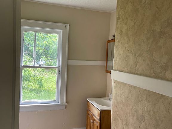 3rd image of 565 Eastland Ave
