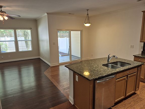 Kitchen/dining/living room area