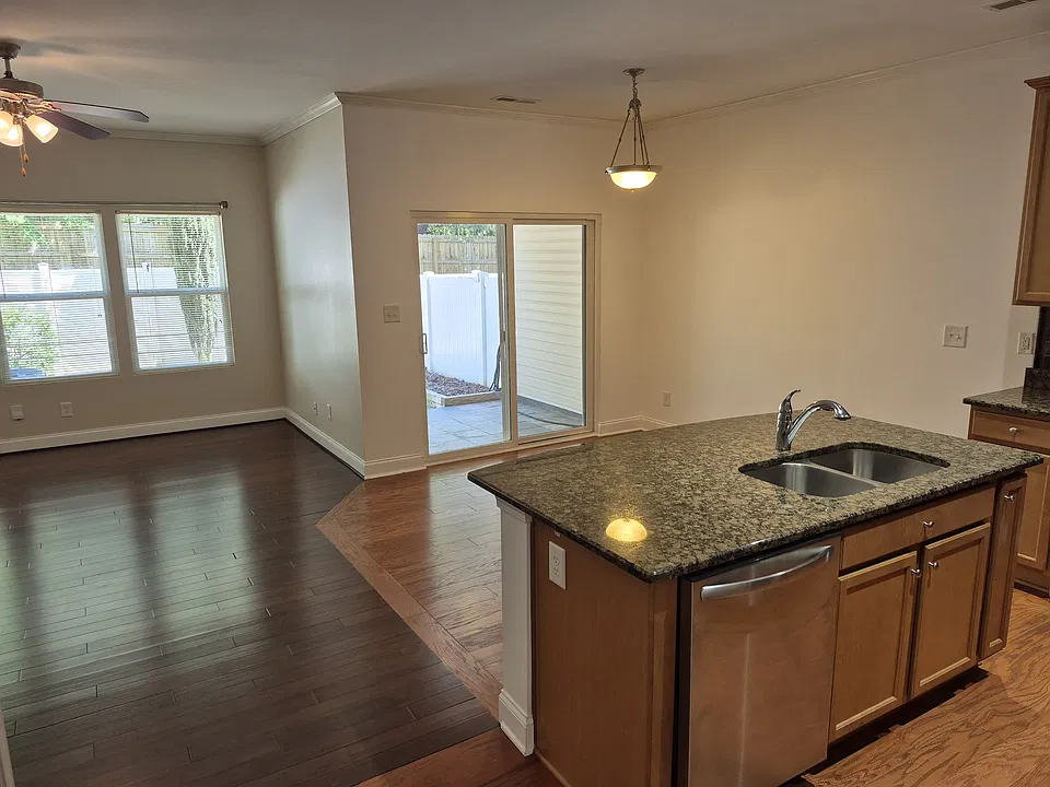 Kitchen/dining/living room area