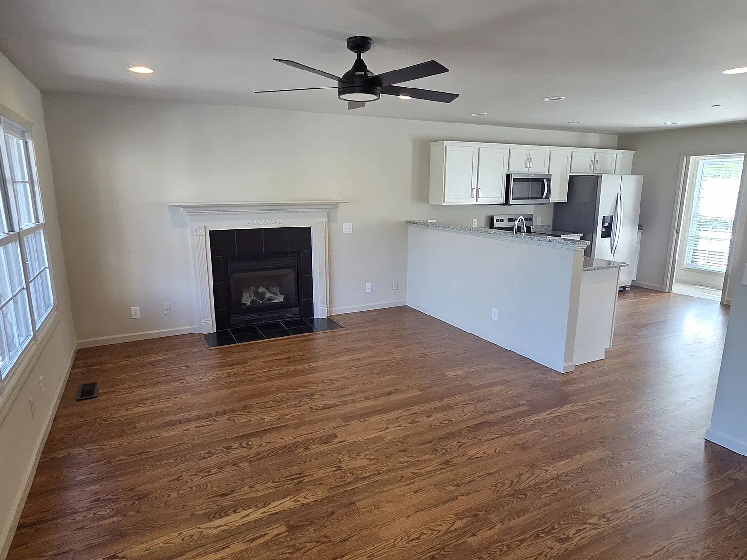 3 bed, 2.5 bath, 1450 sqft, $1,700 — Photo 3