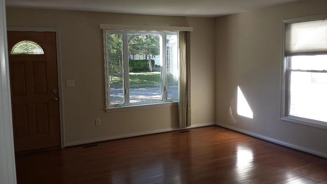 3 bed, 1350 sqft, $2,460 — Photo 2