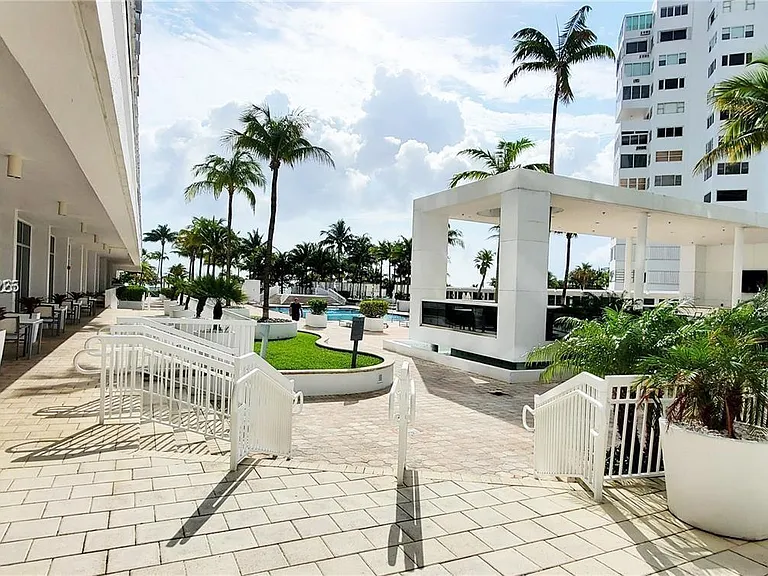 10275 Collins Ave #323 — Photo 37