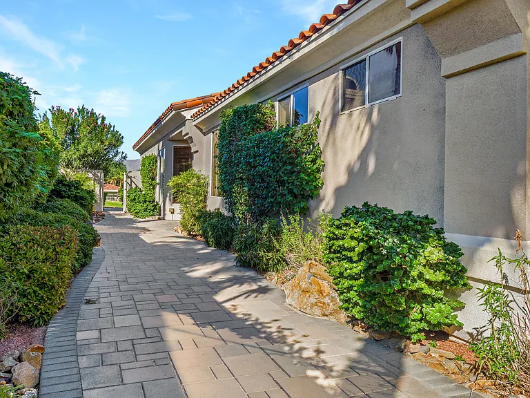496 Desert Holly Dr — Photo 4