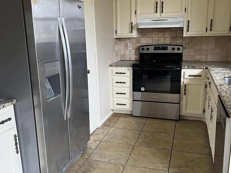 104 SE Flagstone Dr — Photo 2