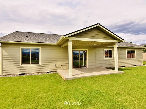 3rd image of 464 NW Chestnut Court