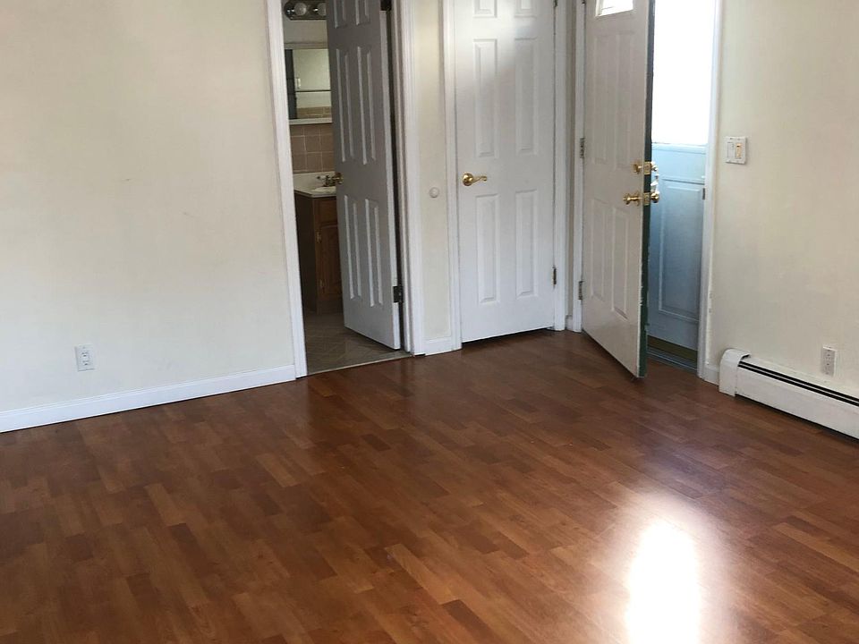 1st image of 469 Robinson Ave Floor 1