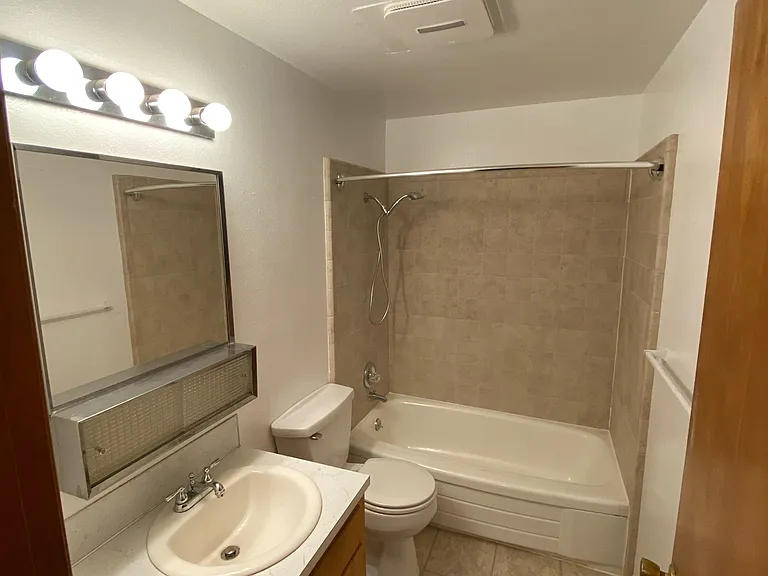 1347 Fir St S — Photo 14