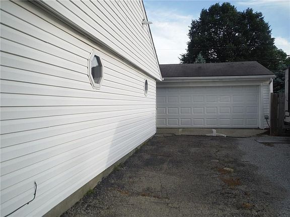 3rd image of 875 Weinland Dr