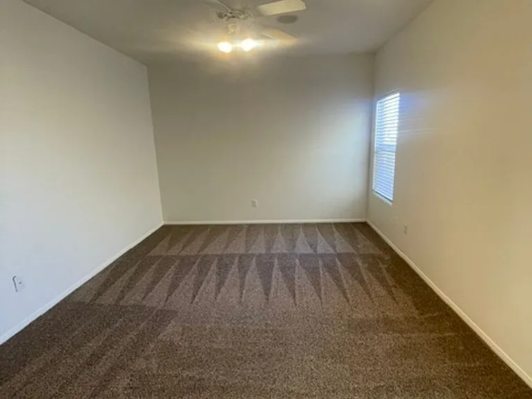 251 Queens Ct — Photo 26
