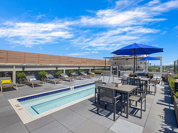 Rooftop Jacuzzi & Sunbeds