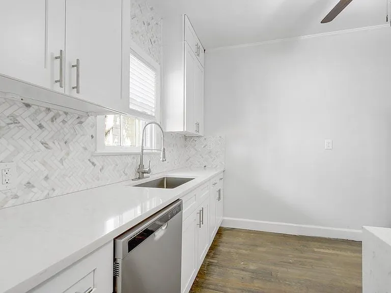403 E 32nd St — Photo 10