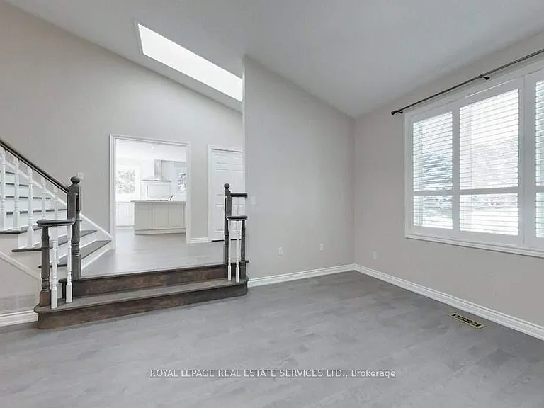 141 Castle Cres — Photo 4