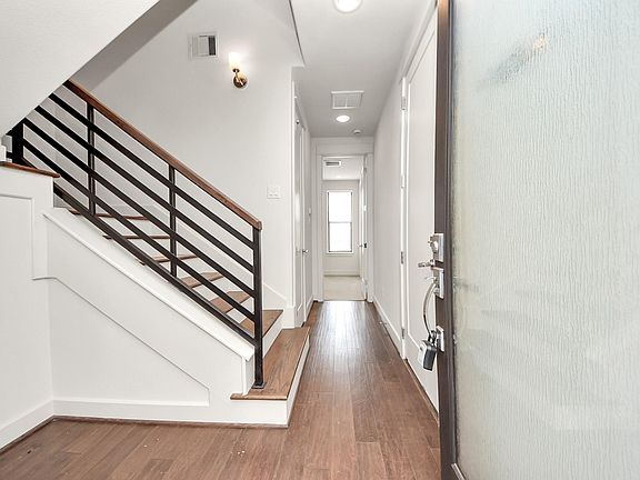 4th image of 2612 Polk Ave #B